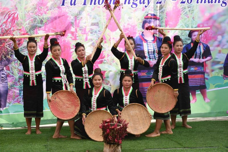 Bà con dân tộc Cống xã Pa Thơm chung vui điệu múa mừng Tết Hoa năm 2023. Bà con dân tộc Cống xã Pa Thơm chung vui điệu múa mừng Tết Hoa năm 2023.