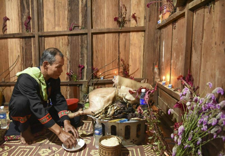 Thầy cúng là người có uy tín trong bản sẽ chủ trì các nghi lễ cúng trong Tết Hoa. Thầy cúng là người có uy tín trong bản sẽ chủ trì các nghi lễ cúng trong Tết Hoa.