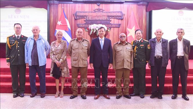 Đại sứ Lê Quang Long, Đại tá Bùi Xuân Phong, Tùy viên Quốc phòng chụp ảnh cùng các cựu chiến binh Cuba từng giúp đỡ Việt Nam. (Ảnh: TTXVN)
