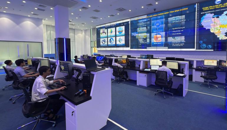 Một góc Trung tâm điều hành thông minh tại Trung tâm hành chính tỉnh Bình Dương trong Khu liên hợp. Một góc Trung tâm điều hành thông minh tại Trung tâm hành chính tỉnh Bình Dương trong Khu liên hợp.