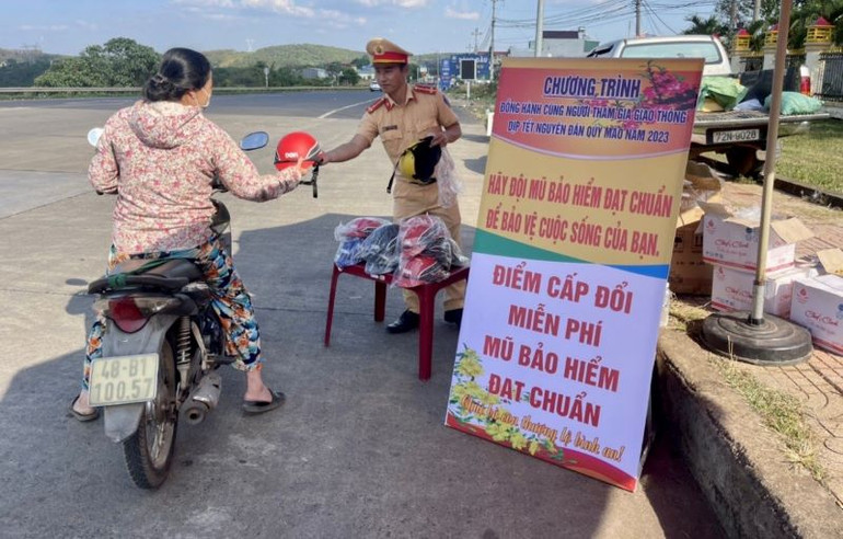 Điểm đổi mũ bảo hiểm và hỗ trợ các biện pháp bảo đảm trật tự an toàn giao thông của Phòng Cảnh sát giao thông Công an tỉnh Đắk Nông.