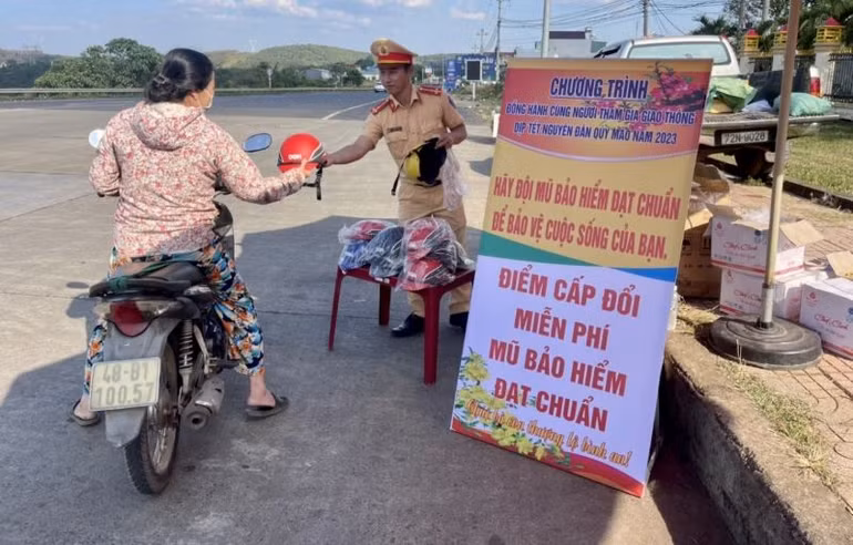 Điểm đổi mũ bảo hiểm và hỗ trợ các biện pháp bảo đảm trật tự an toàn giao thông của Phòng Cảnh sát giao thông Công an tỉnh Đắk Nông.