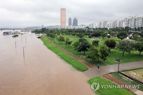 Công viên dọc sông Han tại quận Yeouido, Seoul, ngập trong nước mưa, ngày 9/8. (Ảnh: Yonhap) Công viên dọc sông Han tại quận Yeouido, Seoul, ngập trong nước mưa, ngày 9/8. (Ảnh: Yonhap)