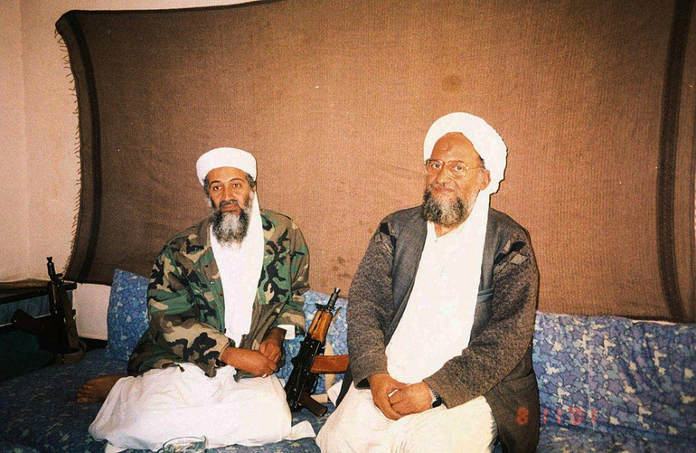 Osama bin Laden ngồi cùng cố vấn Ayman al-Zawahiri trong cuộc phỏng vấn với nhà báo Hamid Mir (Pakistan). (Ảnh do báo Dawn cung cấp ngày 10/11/2001)