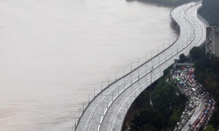 Giao thông trên đường cao tốc Olympic sáng nay, sau khi mực nước sông Han tăng mạnh tối 8/8. (Ảnh: Yonhap)