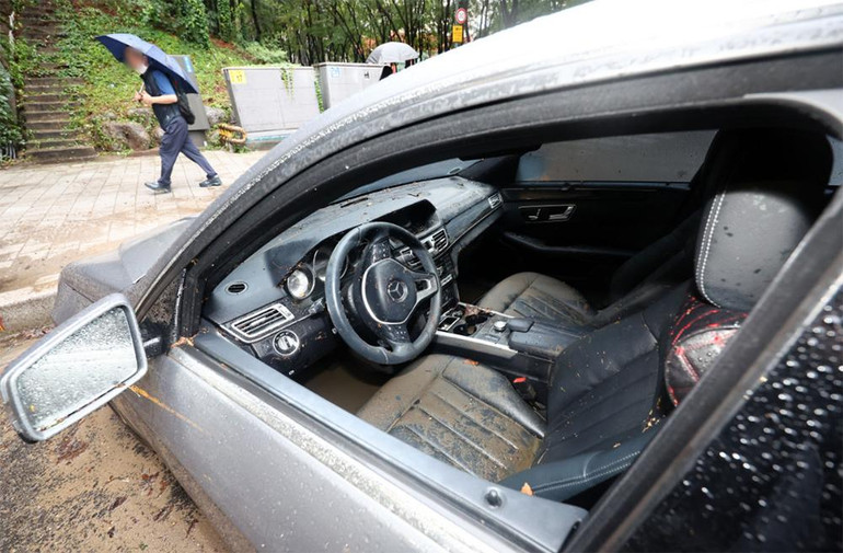 Chiếc ô-tô nằm bất động trên tuyến đường tại Seocho-gu, Seoul, ngày 9/8. (Ảnh: Yonhap)