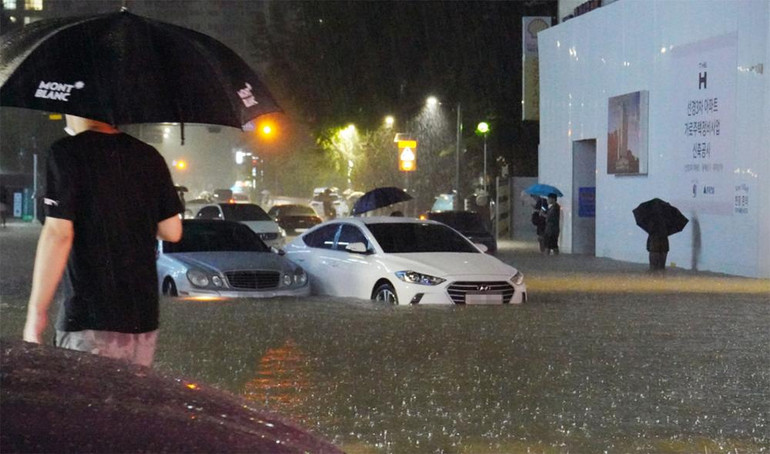 Lượng mưa cộng dồn tại Seoul kể từ 12 giờ đêm 8/8 tới 5 giờ sáng 9/8 là 420mm. Mưa xuất hiện nhiều hơn so với dự báo. (Yonhap)