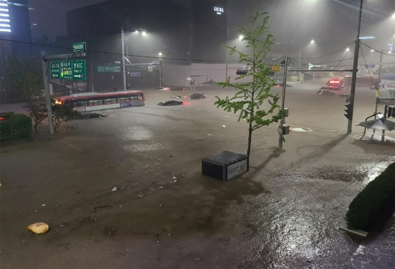 Những tuyến đường chính tại Daechidong, phía nam thủ đô, ngập hoàn toàn trong nước. Theo Cơ quan Thời tiết Hàn Quốc (KMA), khu vực phía nam thủ đô Seoul đã ghi nhận lượng mưa hơn 100mm/giờ trong đêm 8/8. Một số khu vực của Seoul thậm chí ghi nhận mức 141,5mm/giờ, lượng mưa lớn nhất trong 80 năm qua. (Ảnh: Yonhap)