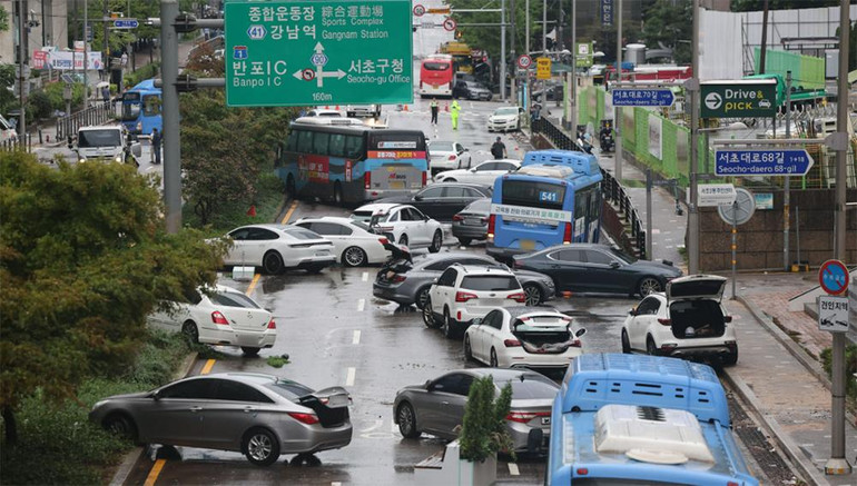 Theo số liệu của ngành công nghiệp bảo hiểm, hơn 1.000 phương tiện đã bị ngâm trong nước mưa tính tới sáng 9/8. (Ảnh: Yonhap)