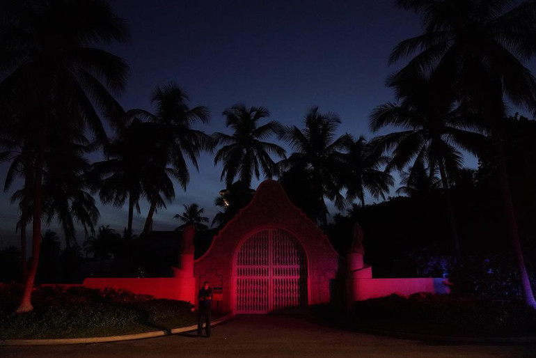 Fox News Digital đưa tin, vào thời điểm FBI khám xét Mar-a-Lago, cựu Tổng thống Mỹ đang ở New York. Ông Trump tuyên bố: “Sau khi làm việc và hợp tác với các cơ quan liên quan của Chính phủ, cuộc đột kích không báo trước vào nhà tôi là không cần thiết hoặc không thích hợp”. (Ảnh: AP)