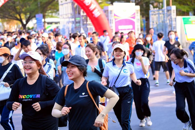 Học sinh, sinh viên tham gia chạy bộ sau lễ phát động.