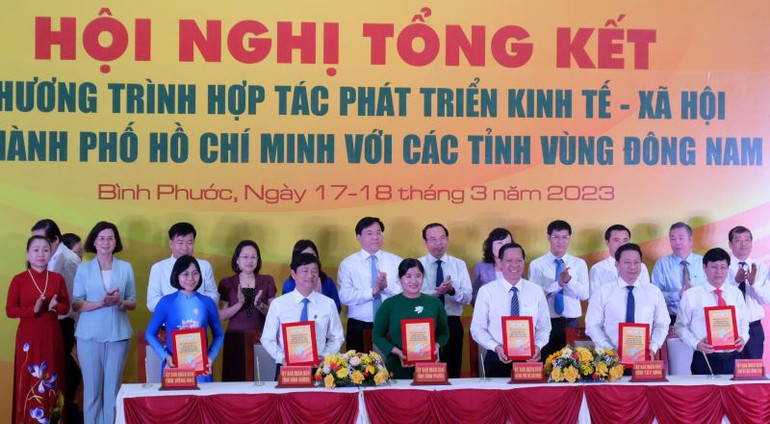 Lãnh đạo các tỉnh, thành phố ký kết chương trình hợp tác giai đoạn 2023-2025.