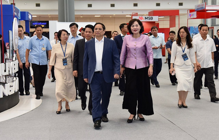 Thủ tướng Phạm Minh Chính, Chủ tịch Ủy ban Quốc gia về chuyển đổi số đến dự Diễn đàn Chuyển đổi số ngành ngân hàng năm 2024.