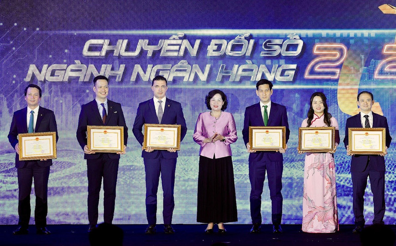 Thống đốc Ngân hàng nhà nước khen thưởng một số tổ chức tín dụng có kết quả thực hiện xuất sắc về chuyển đổi số.