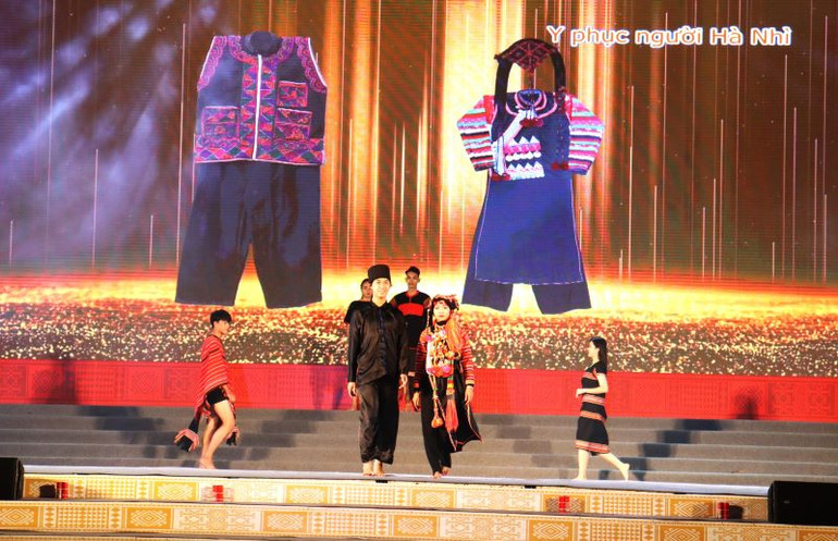 Trình diễn trang phục của dân tộc Hà Nhì.