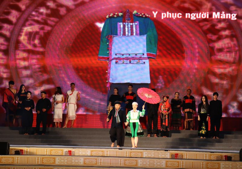 Trình diễn y phục của dân tộc Mảng.