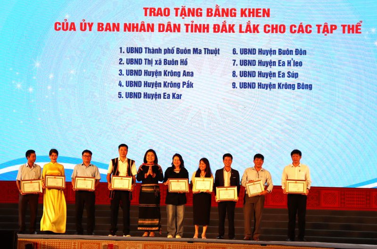 Phó Chủ tịch Ủy ban nhân dân tỉnh Đắk Lắk H’Yim Kđoh tặng Bằng khen của Ủy ban nhân dân tỉnh cho các tập thể vì đã có thành tích trong tổ chức và tham gia Ngày hội.
