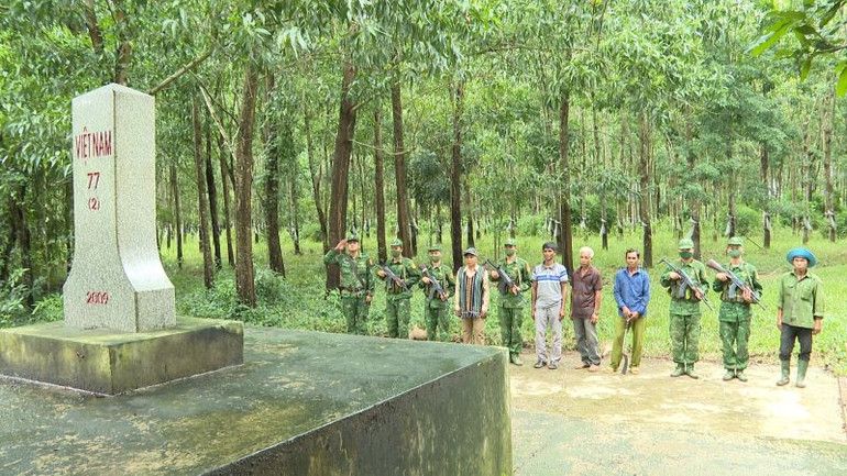 Đồng bào sống ở khu vực biên giới cùng Bộ đội biên phòng tỉnh Bình Phước tuần tra bảo vệ đường biên, cột mốc.