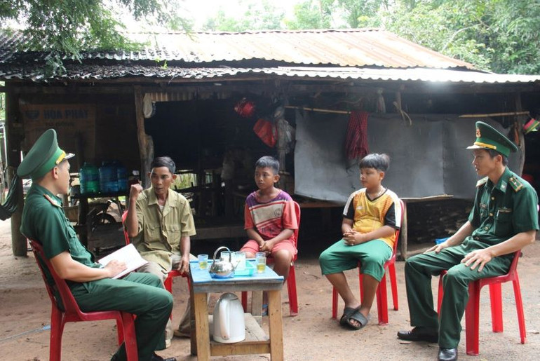 Bộ đội biên phòng tỉnh Bình Phước nắm bắt tình hình ở cơ sở.