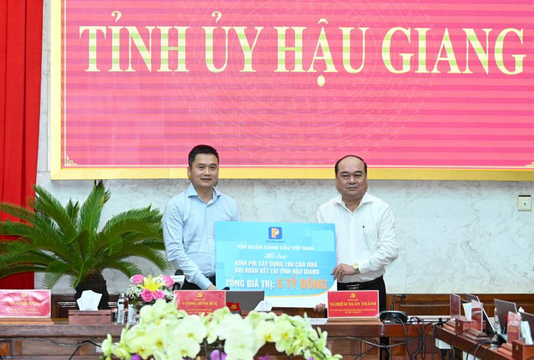 Lãnh đạo Tập đoàn Xăng dầu Việt Nam trao kinh phí hỗ trợ xây dựng nhà “Đại đoàn kết” cho người nghèo tỉnh Hậu Giang.