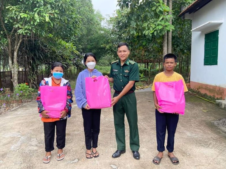 “Tiếp sức” cho học sinh là con em người đồng bào dân tộc thiểu số đến trường.