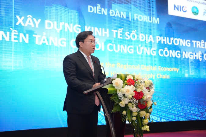 Ông Trần Duy Đông, Chủ tịch Ủy ban nhân dân tỉnh Vĩnh Phúc phát biểu ý kiến.