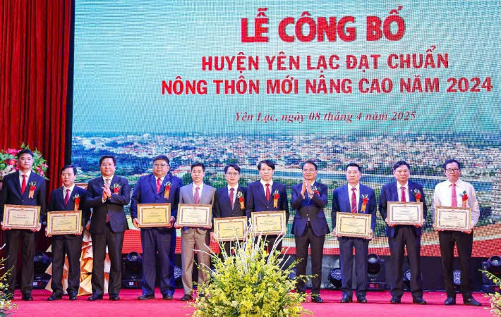 Lãnh đạo tỉnh trao bằng khen cho các tập thể có thành tích xuất sắc.
