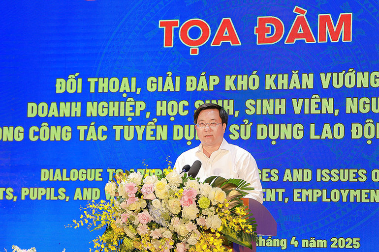 Đồng chí Trần Duy Đông, Chủ tịch Ủy ban nhân dân tỉnh phát biểu tại tọa đàm đối thoại, giải đáp khó khăn vướng mắc của doanh nghiệp.