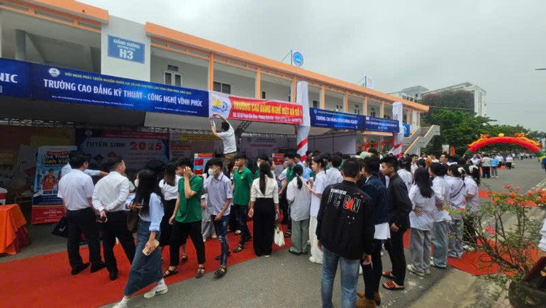 Đông đảo doanh nghiệp và học sinh, sinh viên tham gia hội chợ việc làm.