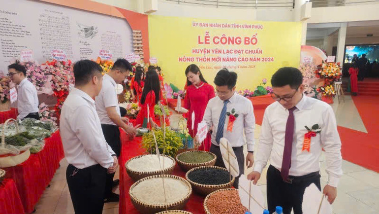 Trưng bày các sản phẩm OCOP tiêu biểu của huyện.