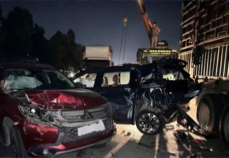 Cẩu xe hư hỏng ra khỏi đường cao tốc.