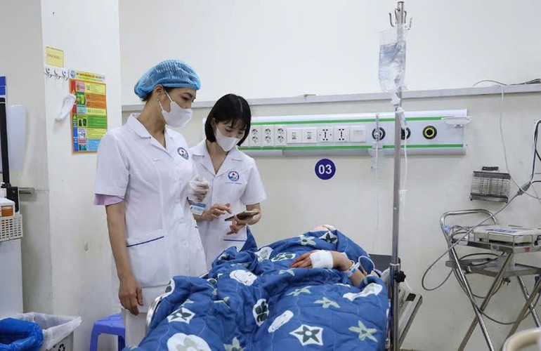 Các thầy thuốc Bệnh viện Đa khoa tỉnh Vĩnh Phúc đang tập trung cứu chữa nạn nhân. Các thầy thuốc Bệnh viện Đa khoa tỉnh Vĩnh Phúc đang tập trung cứu chữa nạn nhân.