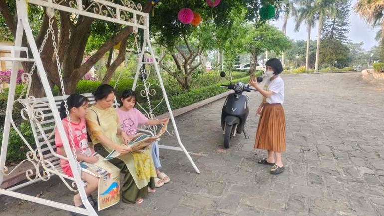 Cô Thúy và đồng nghiệp làm một clip về trải nghiệm phụ san.