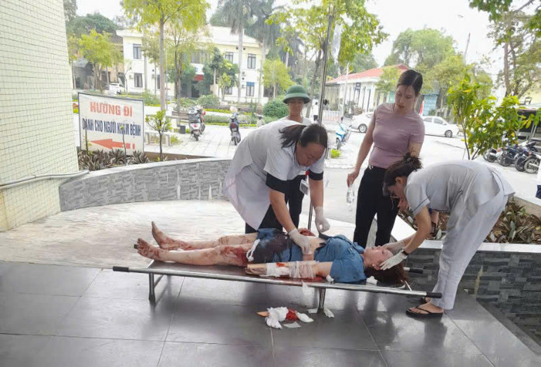 Một bệnh nhân bị thương nặng đang được cấp cứu.