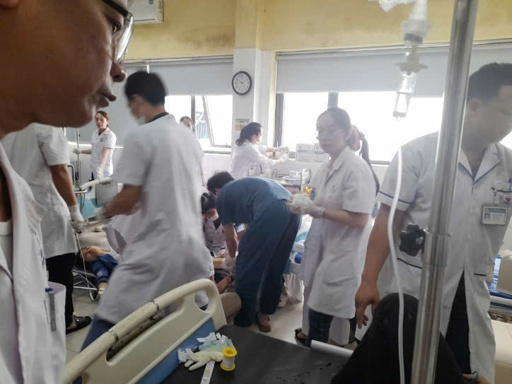 Trung tâm Y tế Tam Đảo cấp cứu người bị nạn với tinh thần rất khẩn trương.