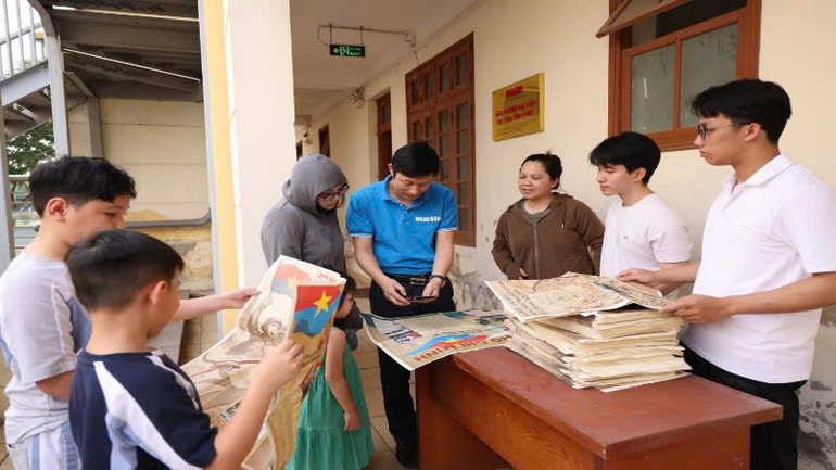 Độc giả nhiều độ tuổi đến nhận ấn phẩm.