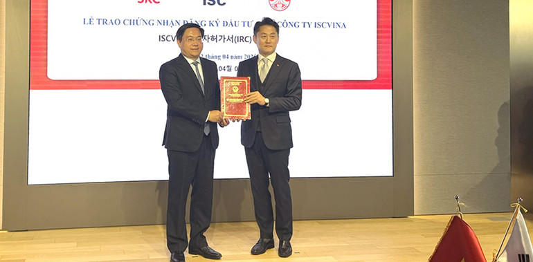 Đồng chí Trần Duy Đông, Chủ tịch Ủy ban nhân dân tỉnh trao Giấy chứng nhận mở rộng đầu tư cho Công ty ISC Vina.