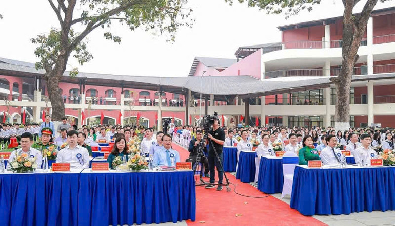 Các đại biểu Dự lễ khánh thành Trường trung học phổ thông Trần Phú.