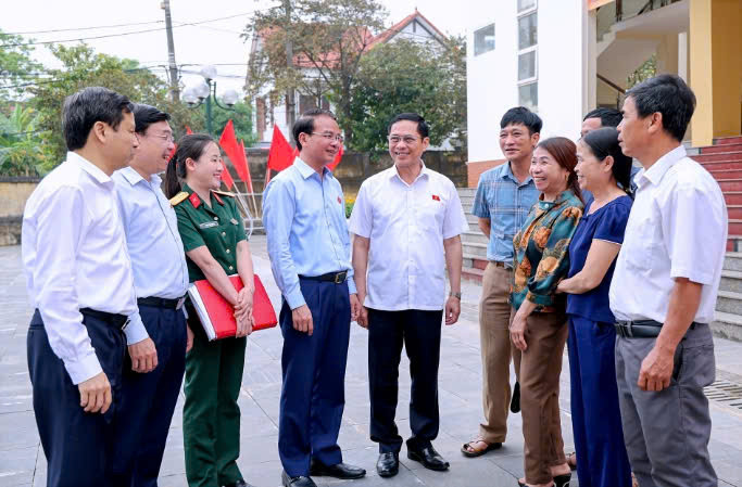 Các đại biểu với cử tri.