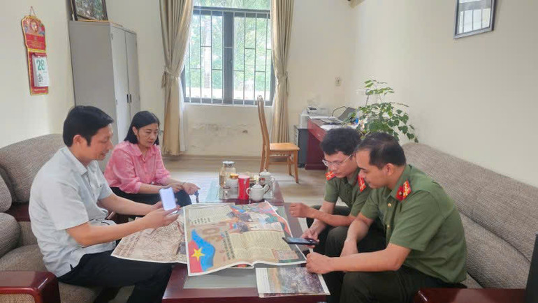 Hướng dẫn bạn đọc trải nghiệm phụ san tại Văn phòng đại diện Báo Nhân Dân tại tỉnh Vĩnh Phúc.