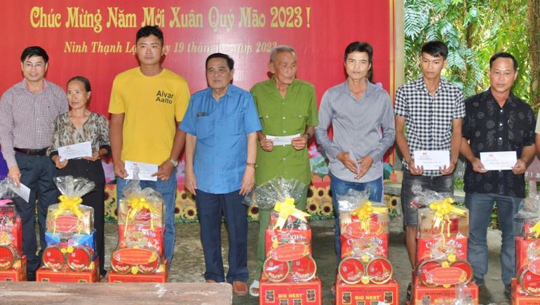 Trưởng Ban Tuyên giáo Tỉnh ủy Bạc Liêu Tạ Trung Dũng trao tặng quà gia đình có công với cách mạng của địa phương.