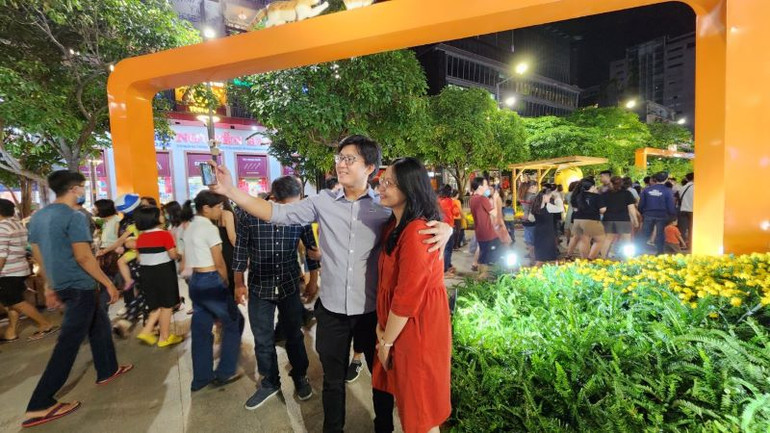 Nhiều bạn trẻ tham quan Đường hoa Nguyễn Huệ Tết 2023 trong buổi khai mạc.