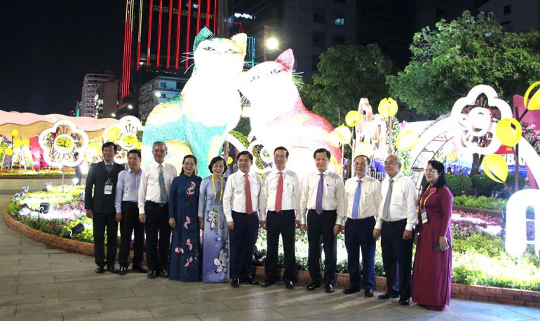 Các đại biểu chụp ảnh tại Đường hoa Nguyễn Huệ Tết 2023.