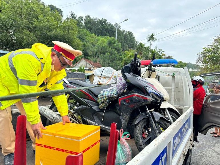 Hỗ trợ người dân vận chuyển xe qua đèo.
