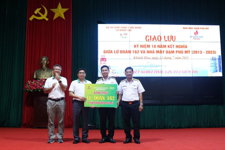 Trao tặng Lữ đoàn 162 3 tấn phân bón Phú Mỹ.