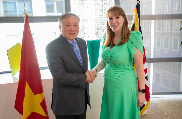 Phó Thủ tướng Thường trực Chính phủ Nguyễn Hòa Bình và Phó Thủ tướng Anh Angela Rayner. Ảnh: Bộ Ngoại giao
