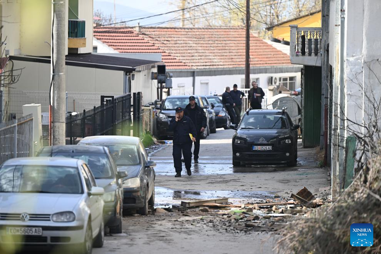 Cảnh sát làm nhiệm vụ gần hiện trường đám cháy. Ảnh: Tân Hoa Xã