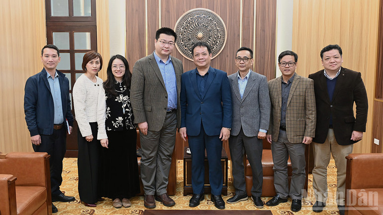 Các đồng chí lãnh đạo, phóng viên Báo Nhân Dân chụp ảnh lưu niệm cùng đoàn công tác Văn phòng Tân Hoa Xã tại Việt Nam. (Ảnh: BÙI GIANG)