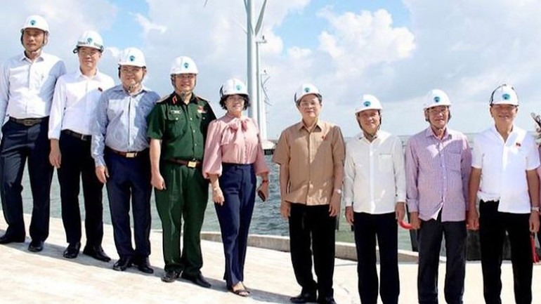 Phó Chủ tịch Quốc hội Nguyễn Đức Hải và các đại biểu thăm một số dự án điện gió của tỉnh Bạc Liêu.