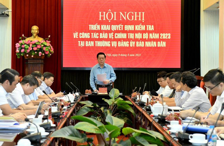 Đồng chí Nguyễn Trọng Nghĩa, Bí thư Trung ương Đảng, Trưởng ban Tuyên giáo Trung ương phát biểu chỉ đạo hội nghị. (Ảnh: ĐĂNG KHOA)